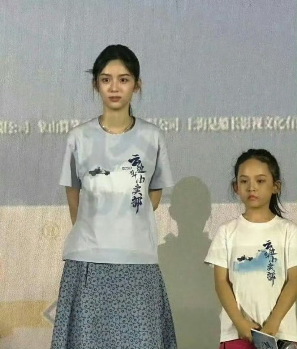 我去，周也太恐怖了吧，头竟然比一个小孩的头都要小，真的好漂亮 