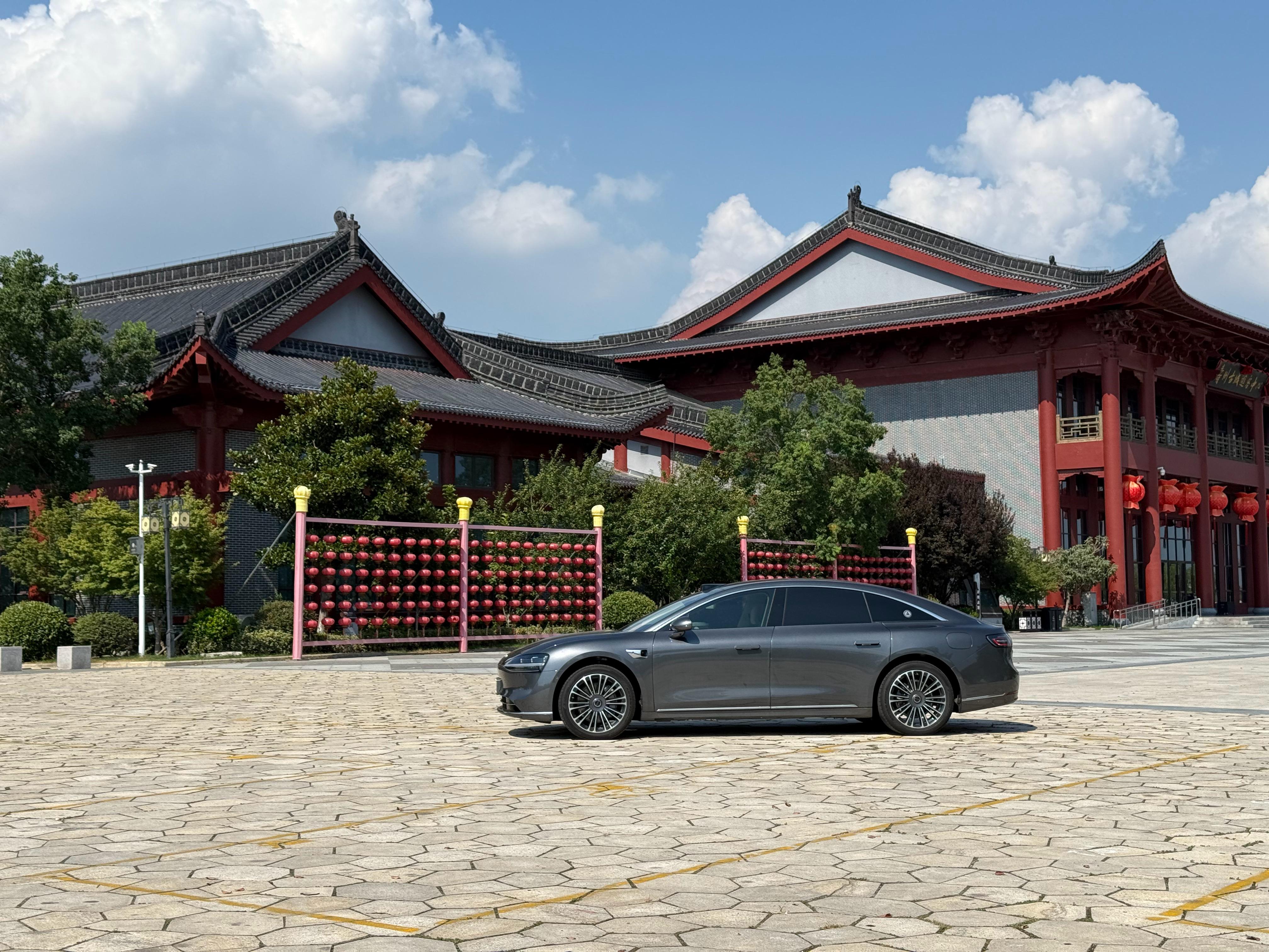 为了拍好享界S9增程版的优雅[赢牛奶]选了个古建筑，突出一个反差，一个是现代科技