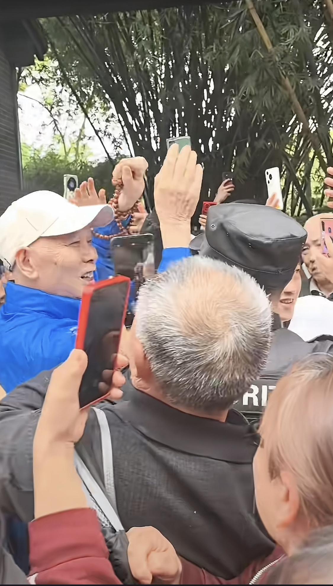 任何明星来四川都得靠边站，四川人心中就一个本土明星，李伯清老师。
不说现在的小鲜