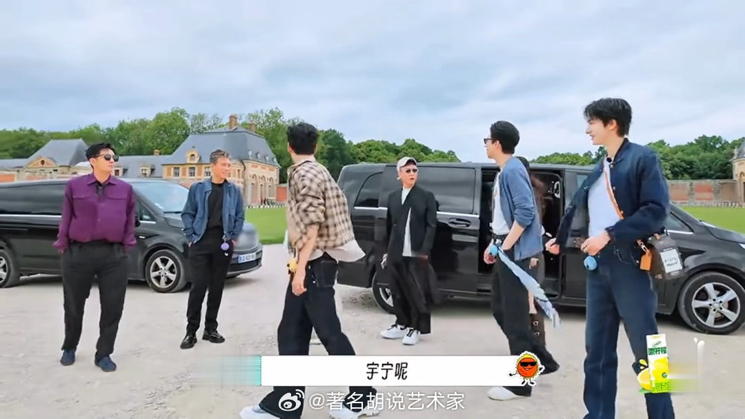 刘宇宁被粉丝老公喊话综艺录制转场出现可爱一幕，有男生对着刘宇宁喊话，表示自家老婆