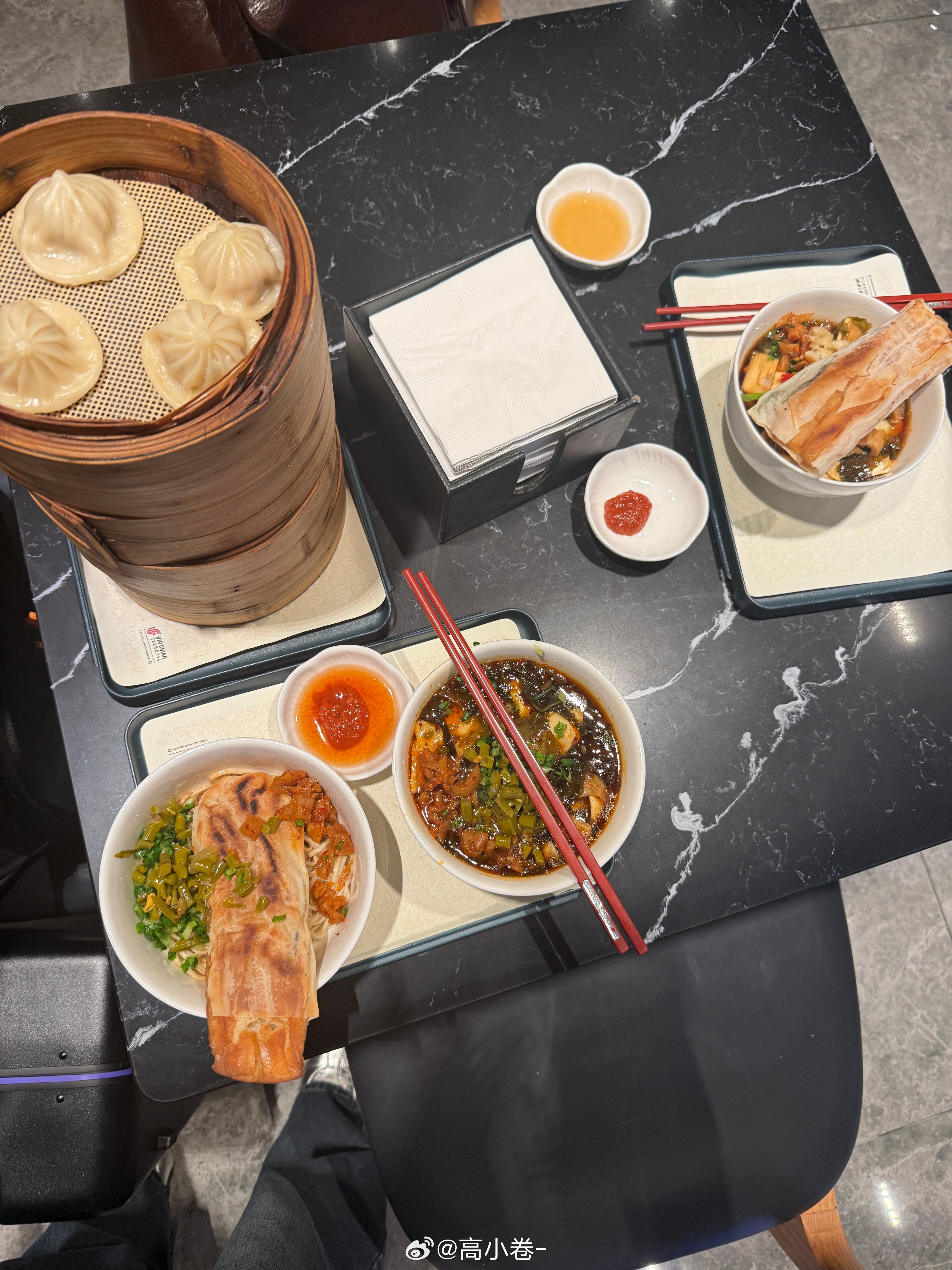 炫早饭中！惦记杭州国航休息室这个小笼包很久了[柯基][努力]今天小卷长胖了吗 ​