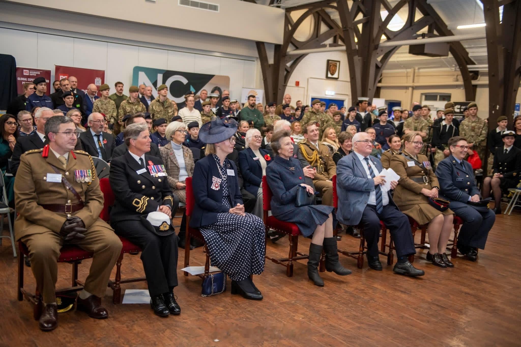 英国王室[超话]  2025年10月29日，安妮长公主在北安普顿参加北安普顿郡青