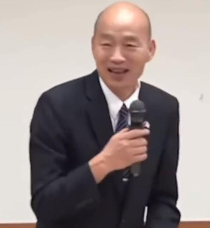 韩国瑜昨天跟麻生太郎会面，我外交部今天表达强烈不满，坚决反对！韩国瑜非得跑到日本