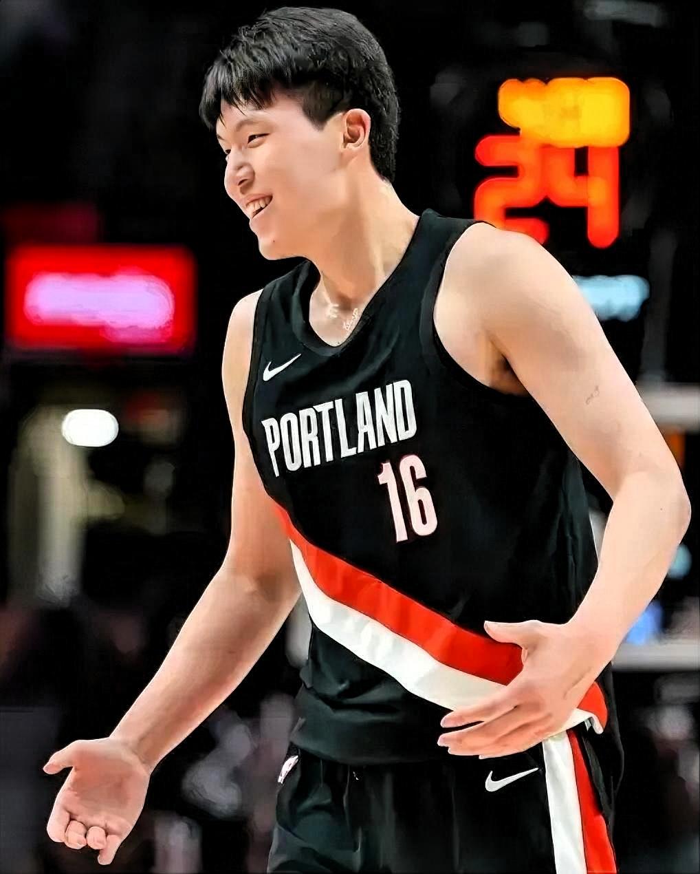 杨瀚森未来三年可能出现的三种结局：
1、明后年进入开拓者轮换阵容，成为全队战术核