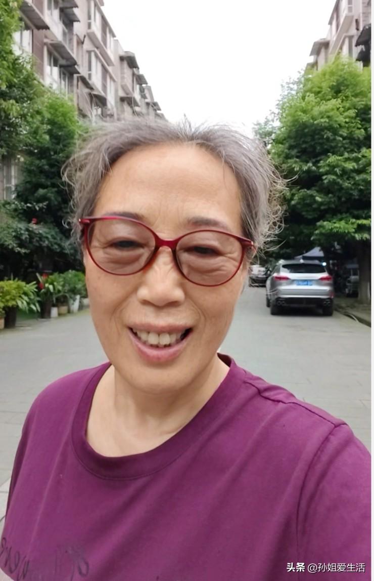 必须躺平的一天
今早比往常醒得晚，七点半才睁开眼。正打算翻身起床去卫生间，一阵眩