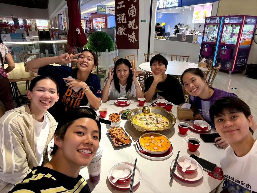淘汰归淘汰，美食不可辜负，泰国羽毛球女队赛后聚餐！