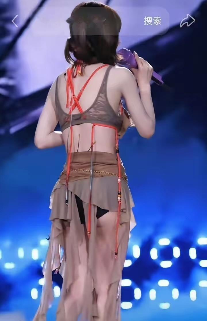 赵露思能不能对喜欢他的人好一点，上一次泰国演唱会，因为他裸露半个臀部就备受嘲讽，