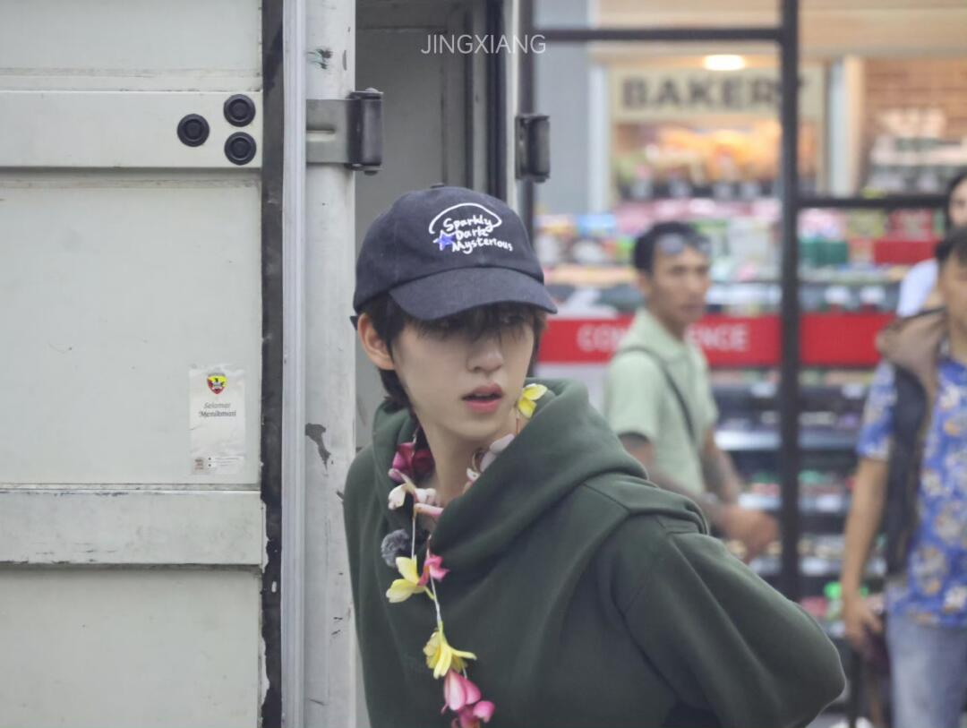 贺峻霖一路繁花  小贺哥哥今日到达 ootd [哇]录制顺利 