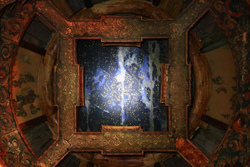 相册里最满意的照片，是去年深秋在天津蓟州一座古寺拍的。当时周末闲逛，踏入殿门抬头