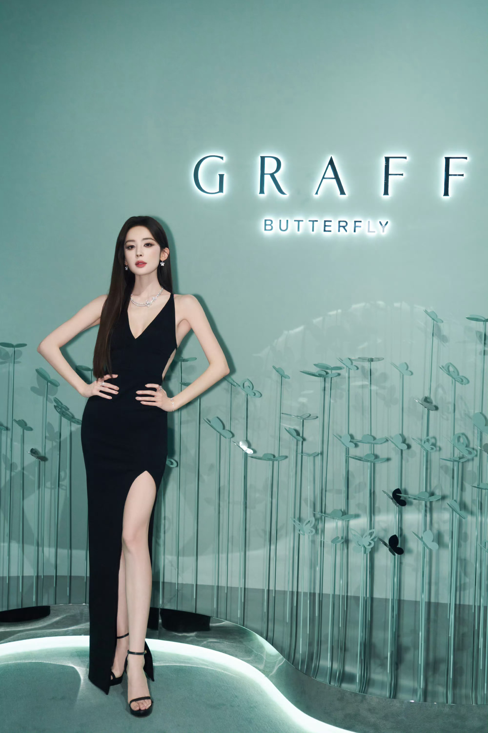 娜扎美成神仙了原相机无美颜生图都美到不真实死亡顶光镜头下，面部平整度依旧绝到离谱