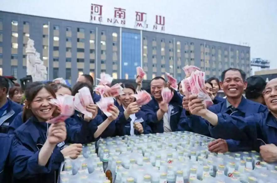 庆幸的是，昨天和一个在河南矿山集团开了十几年车的老司机吃饭，他压低声音跟我说：“