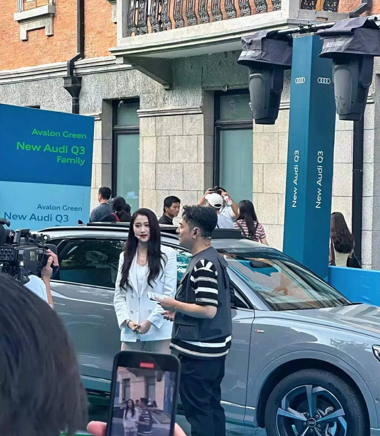 在路边遇到关晓彤，确实漂亮。不愧是国民闺女