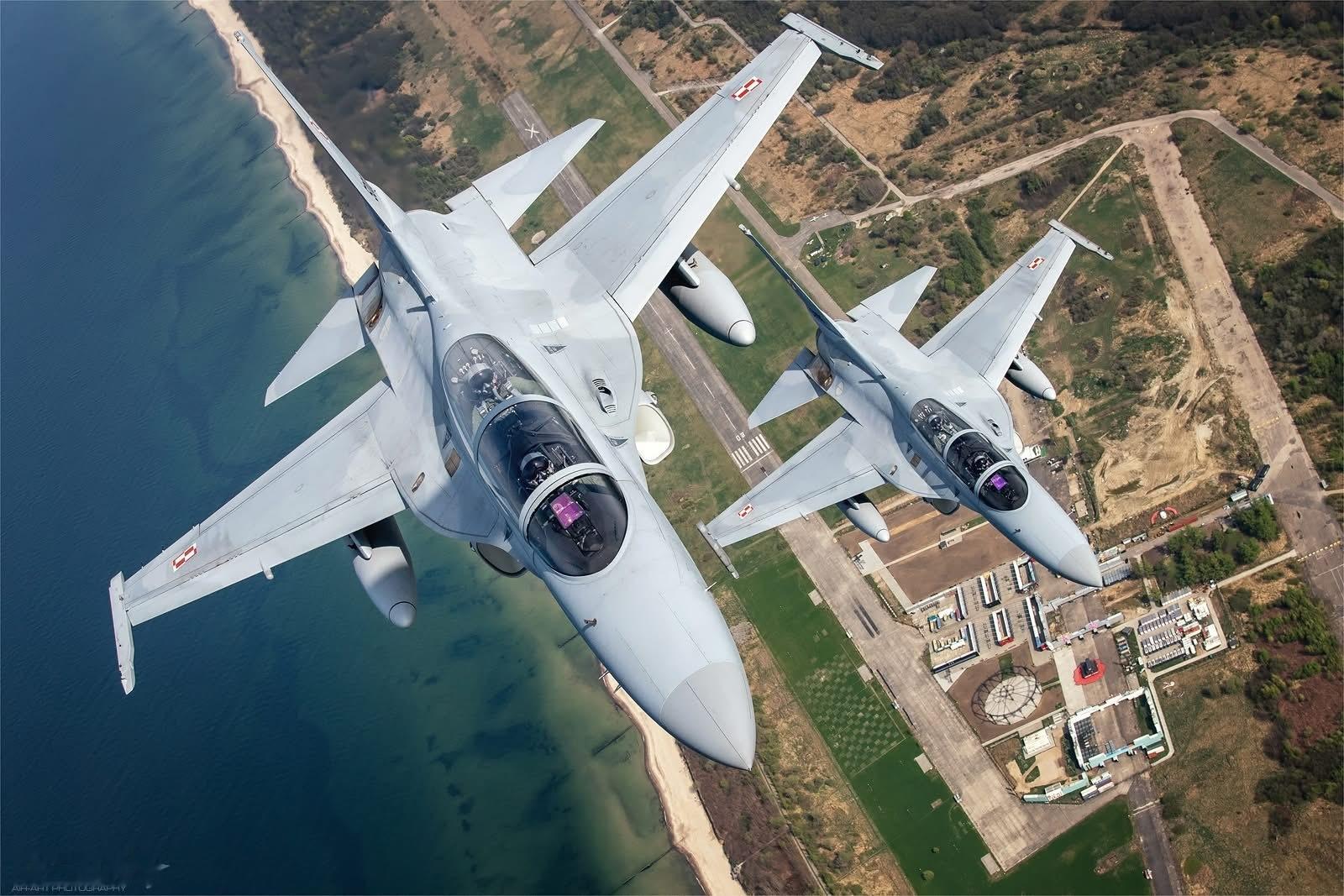 波兰科沃布热格（Kołobrzeg）上空的波兰空军战鹰（F16C、FA50、苏2
