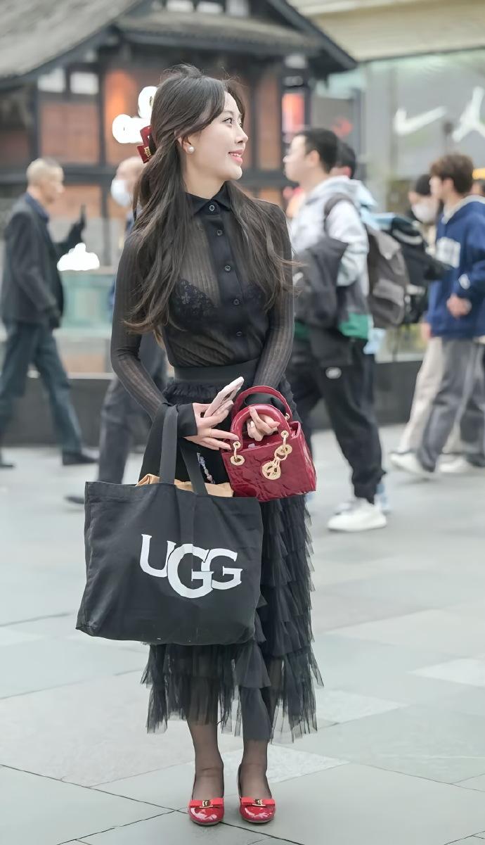 街拍神秘感小姐姐，身材超棒！街拍美女 城市街拍美女 极品美女穿搭 分享您的街拍照