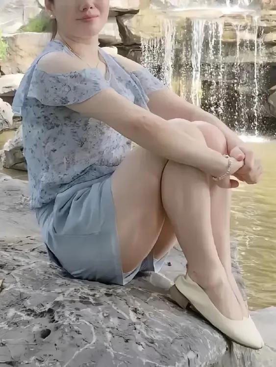 人到中年的女性朋友，虽然颜值开始走下坡路，但是历经岁月沉淀由内而外生发的气质，自