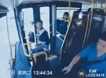 这次事故本可以避免。

一名乘客因坐过站强行要求中途下车，不断拉扯车门。司机最终