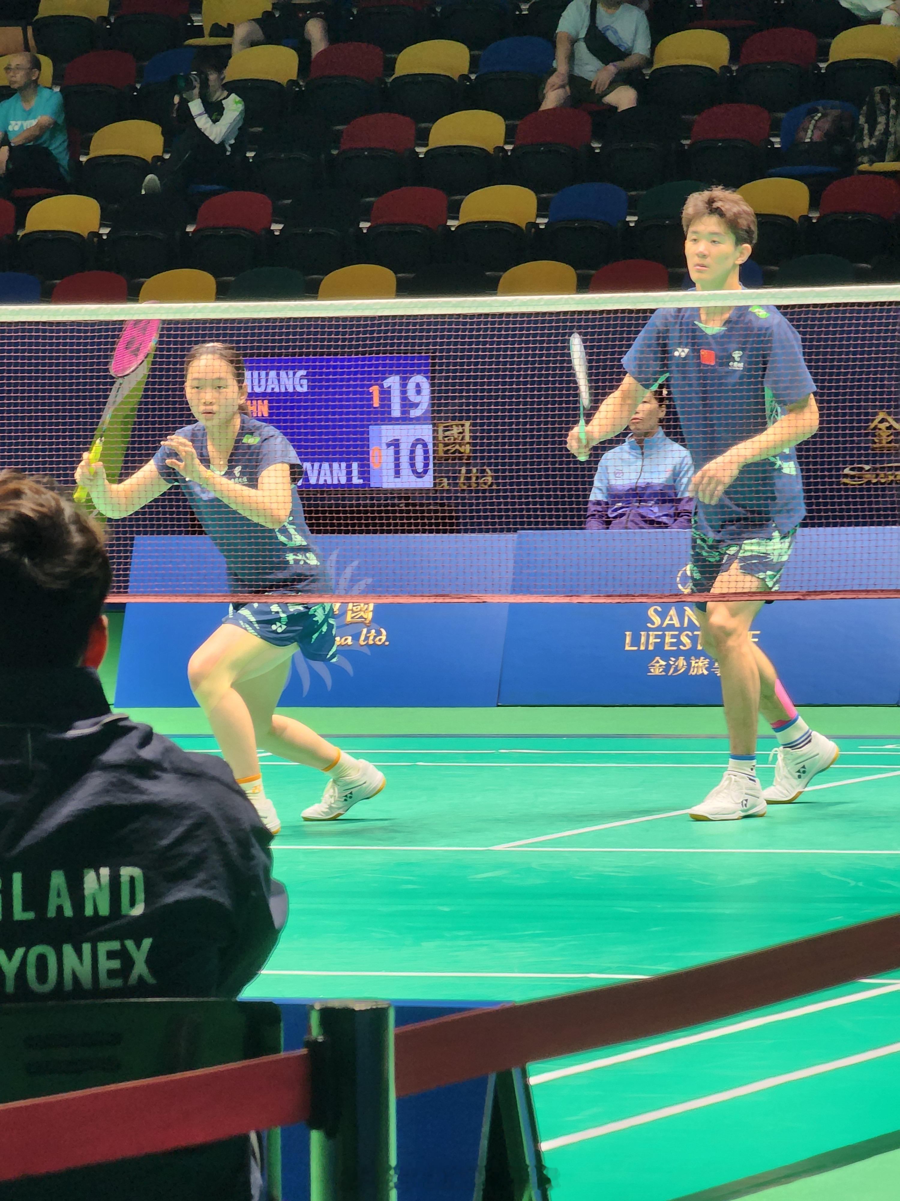 第4场 混双 1/16赛 李泓毅 黄可欣 21-8 21-11 亨明 埃斯特尔2
