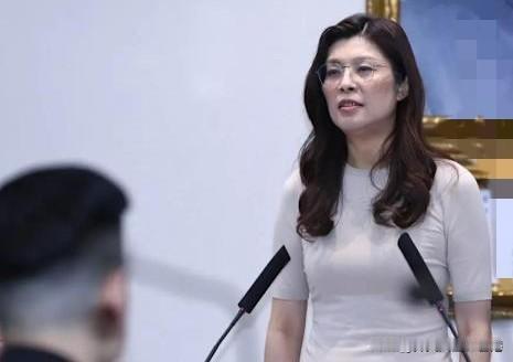 党主席郑丽文信任度雪崩式下跌！连白营的小草也近5成不信她，最新数字震撼台湾省政坛