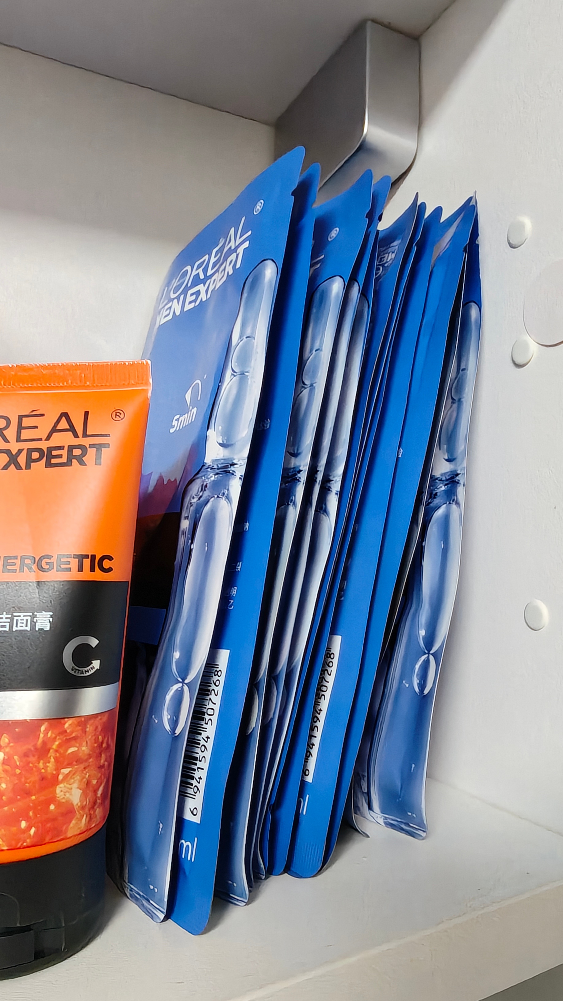 出差买的迷你洗面奶顺手买了一堆面膜才发现还有这么多……敷！ ​​​