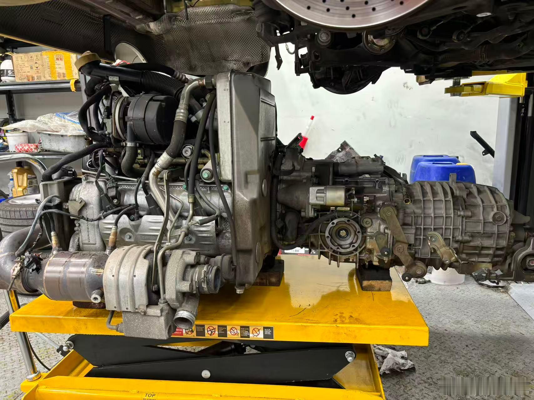 这部保时捷 996 turbo，从引擎拆卸下来彻底大修(图三)，到现在大修组装完