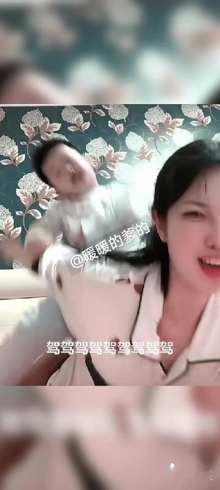 孩子你玩大了吧
小心爸爸揍你