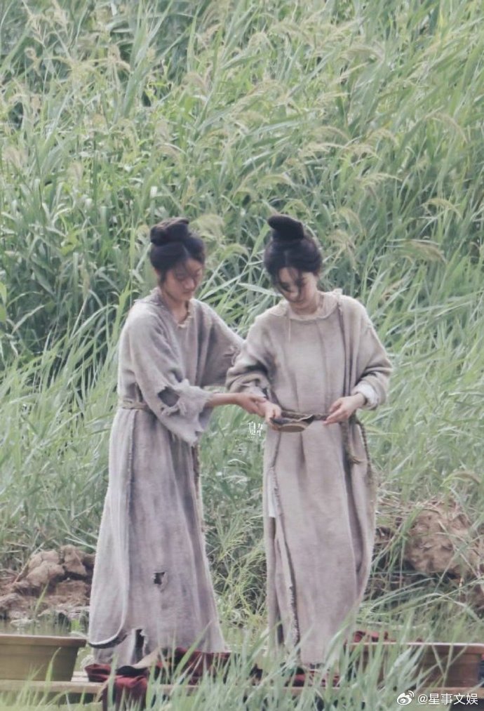 #杨紫是真的批麻袋##杨紫披麻袋也挡不住的美貌# 粗布麻衣的杨紫，就像一颗蒙尘的