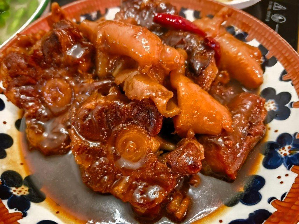 中午糊掉一锅牛尾巴，哪里跌倒哪里爬起来晚上再炖一锅，为了胶质，加了鸡爪子和鱼胶作