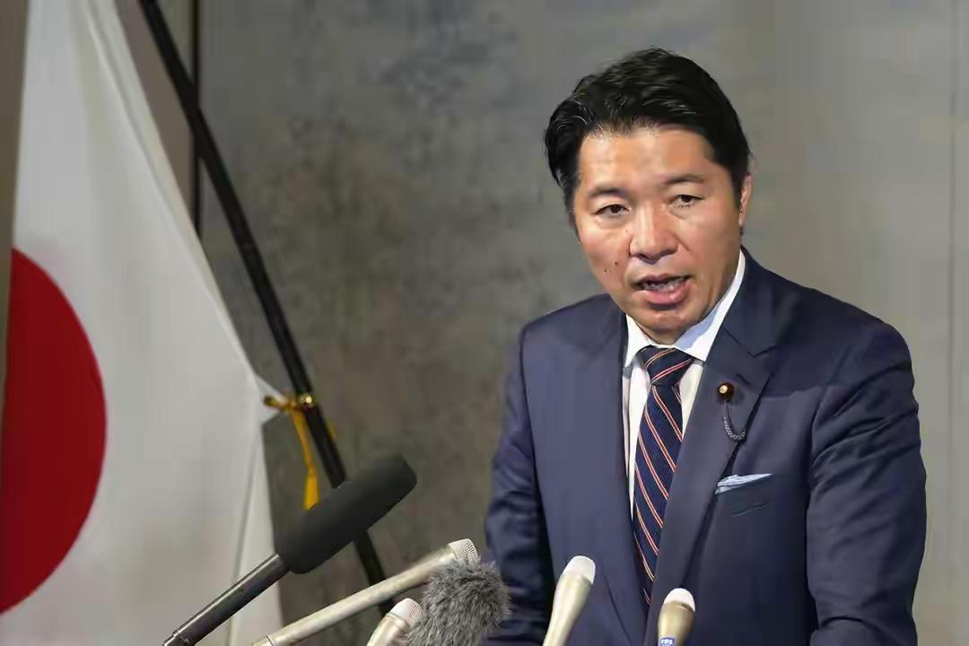 北京会谈室的气氛，跟窗外的伏天儿一样闷热。日本代表团摊开材料，三条要求一条比一条
