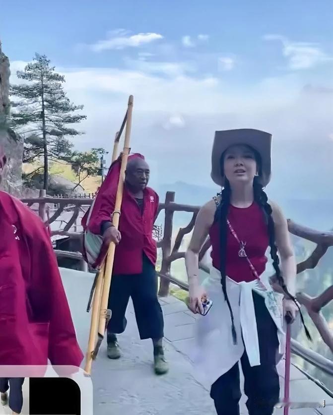 年轻女子登山旅游途中，碰上两位抬轿的轿夫大哥，轿夫大哥说出的一番话，却让女子做了