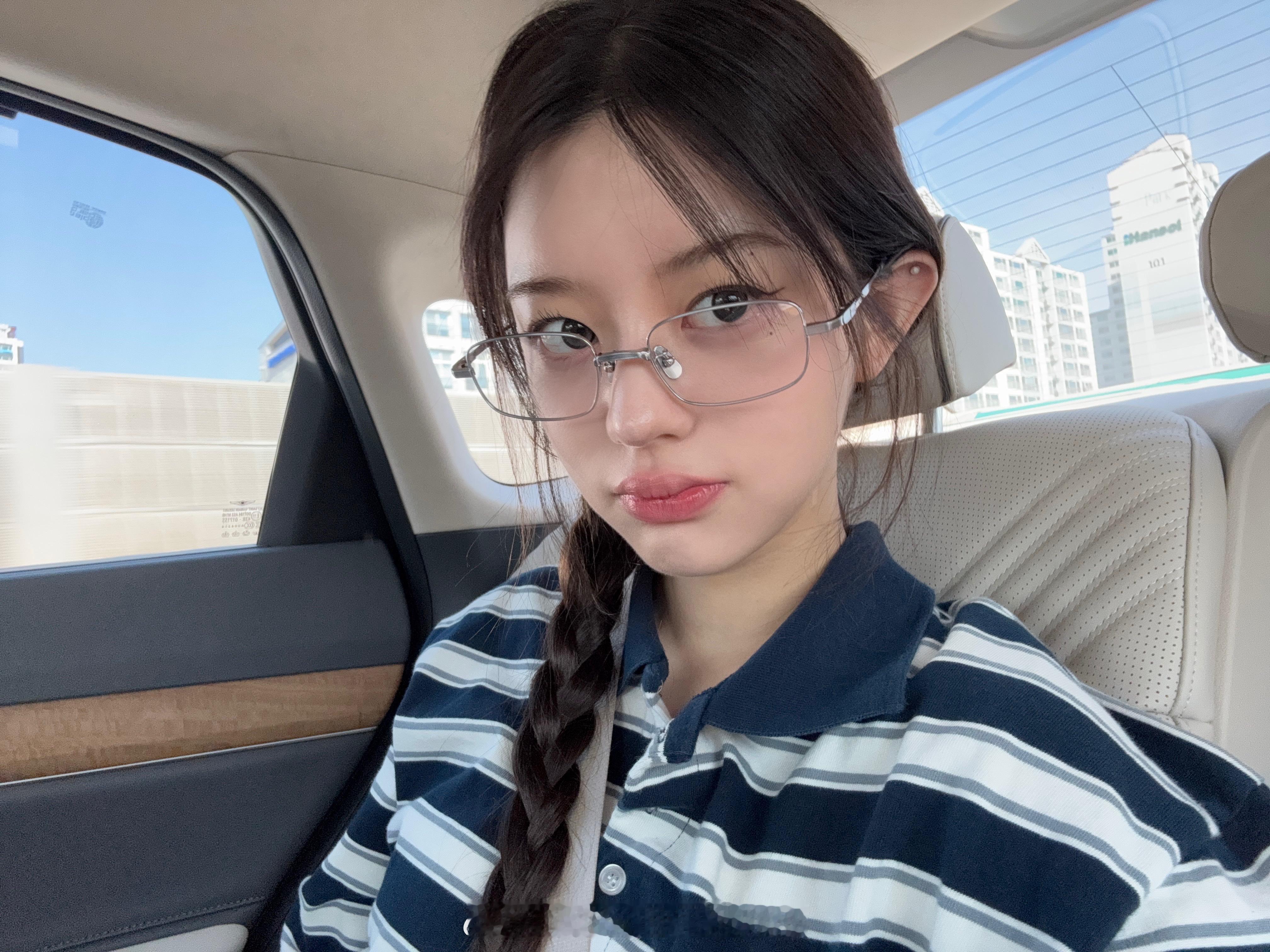 这件衣服虽然看起来有点像老头衫 但是朴敏珠穿起来却很好看 ​​​