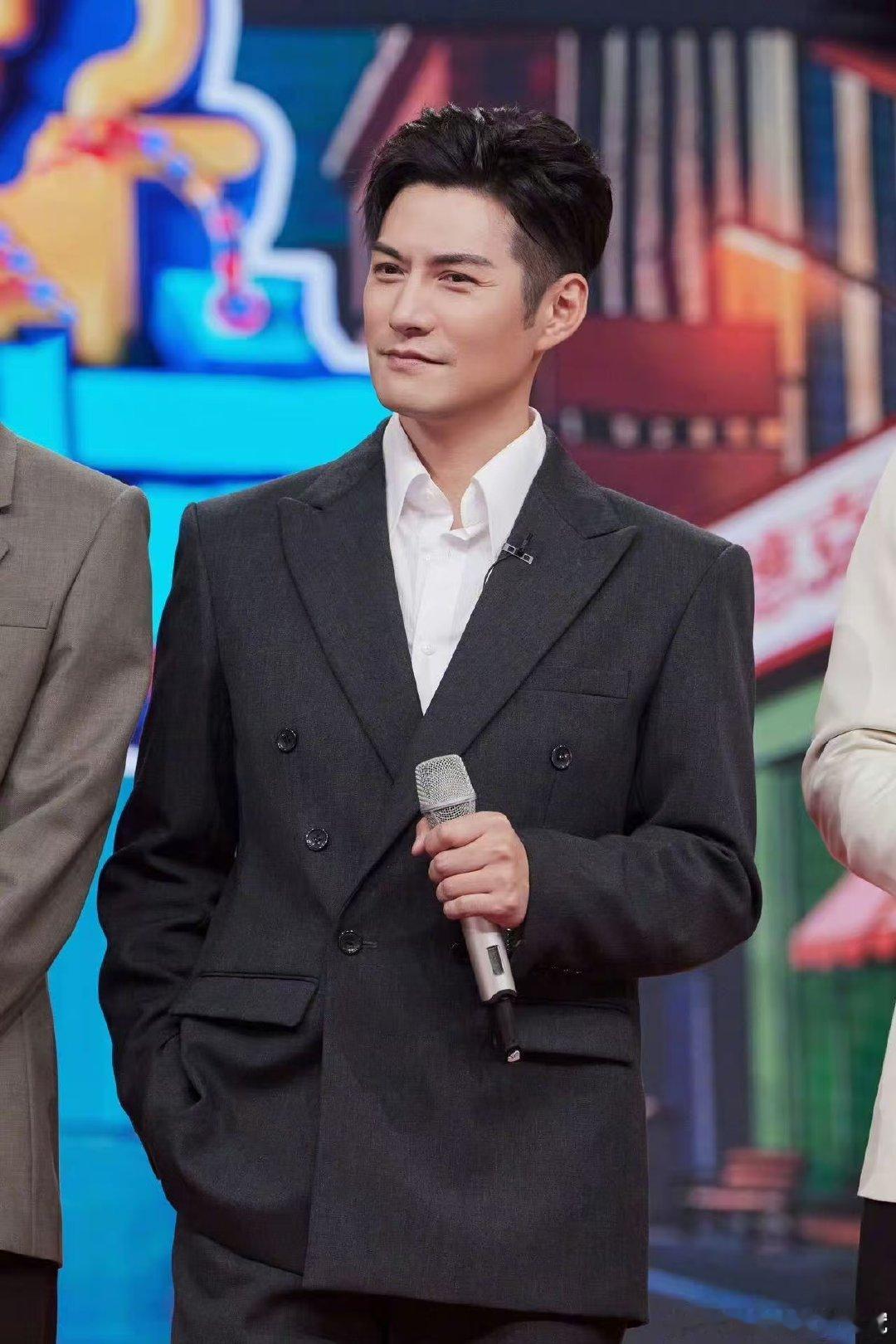 杨迪电动车混入法拉利停车场 你好星期六神仙男神阵容难得合体，颜值气场双在线，全程