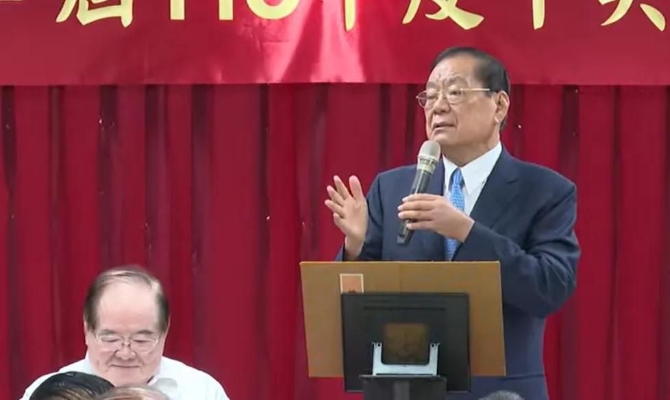 原国民党前副主席曾永权被推荐中评会主席，他用全省、台湾省表述，与现场氛围捆绑。