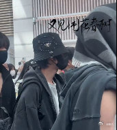 王橹杰左奇函陈奕恒回国王橹杰左奇函陈奕恒回国路透 王橹杰左奇函陈奕恒回国，好多人