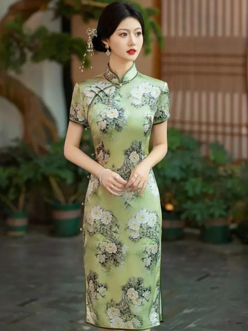 这组照片里的旗袍造型实在太惊艳了，浅绿色的底色配上水墨花卉，清新淡雅，仿佛把整个