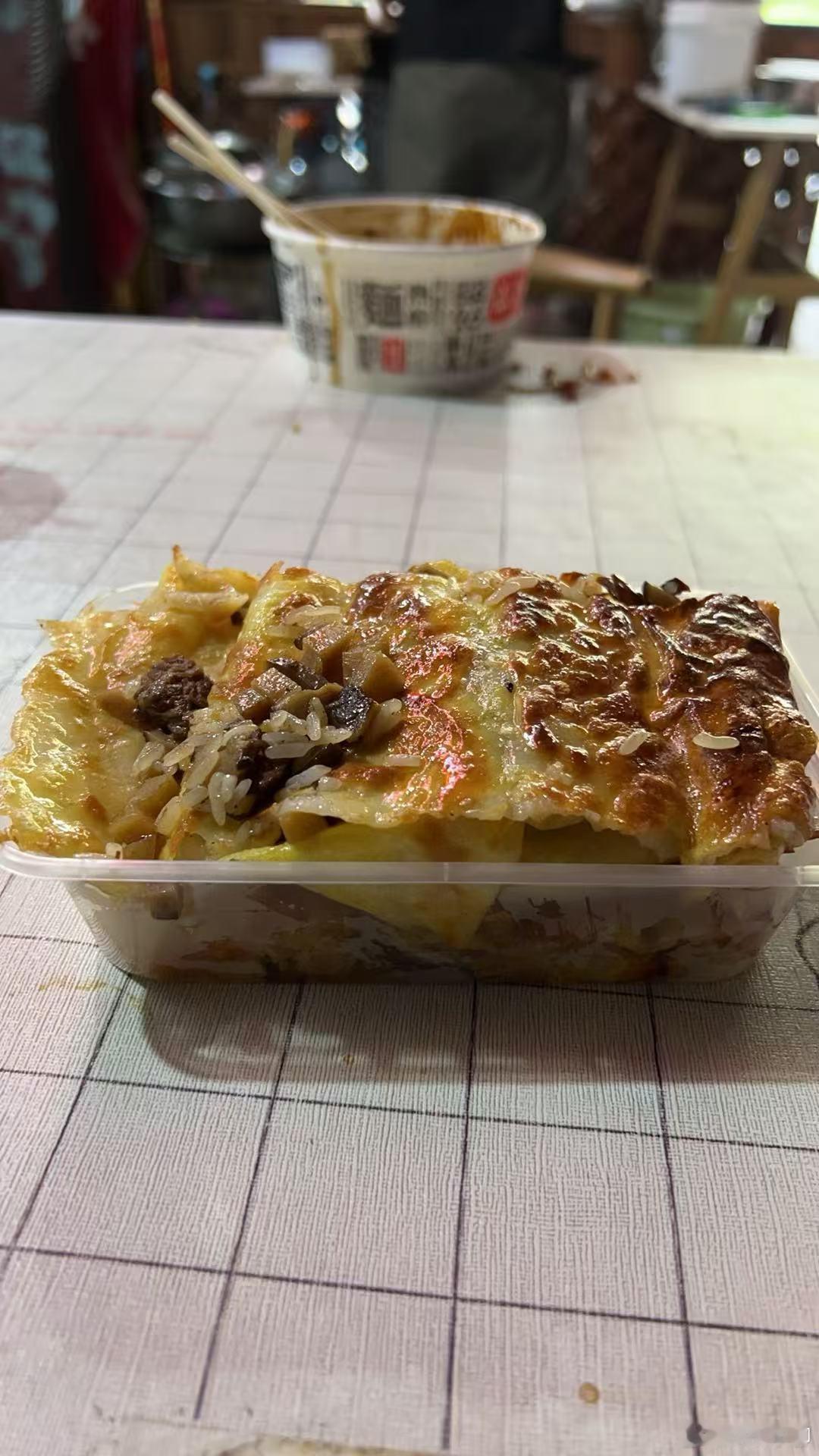 即便是一样的连锁店，但每家师傅的不同，做出来的豆皮还是天壤之别。今天过早吃的是小