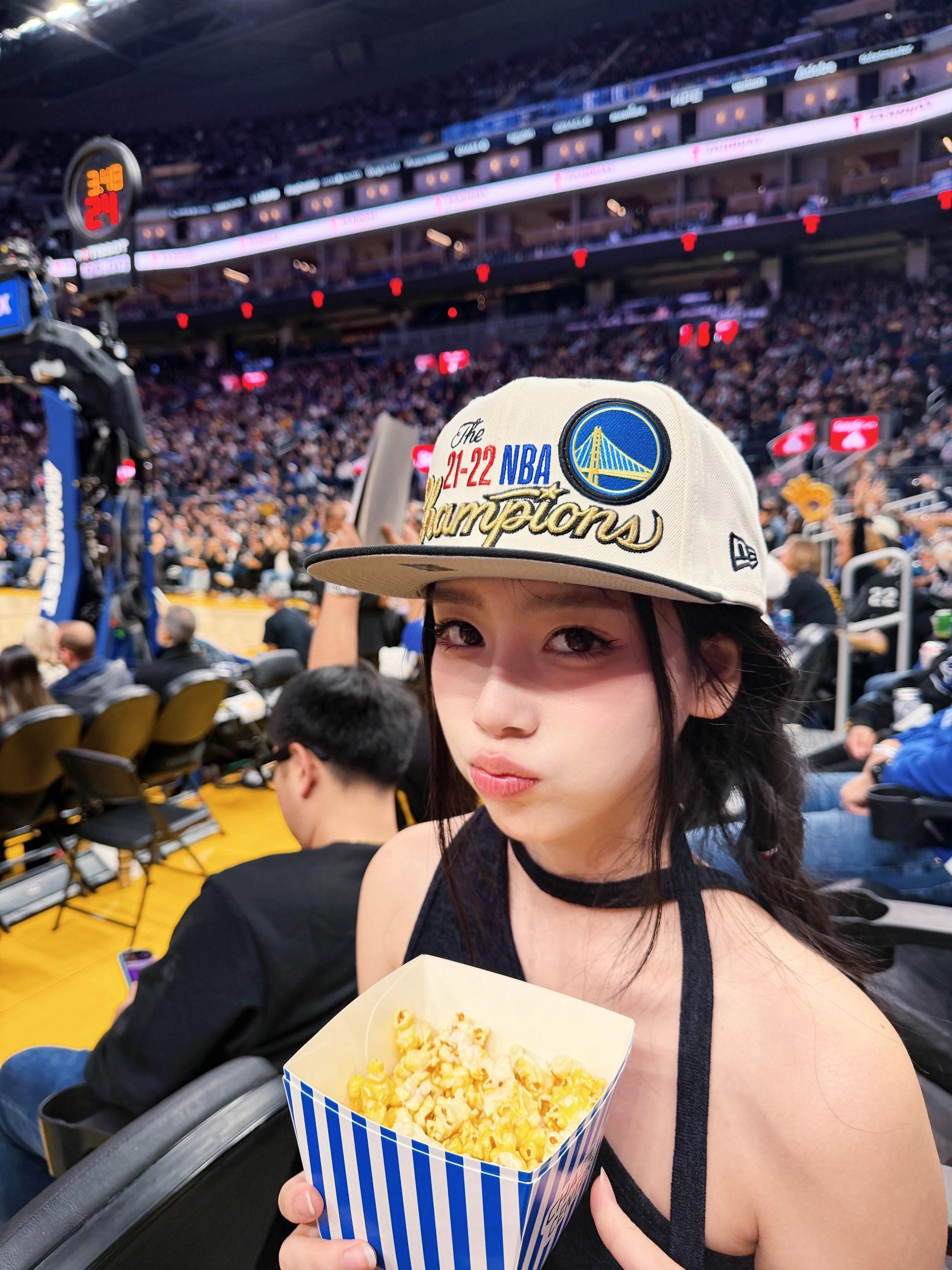 就这么幸运的拿到了库里和佩顿的签名！！