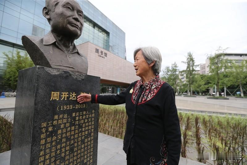 63岁痴呆老人掏光钱找去世40年妈妈，这事儿一出来就爆了，话题阅读量直奔6亿。想