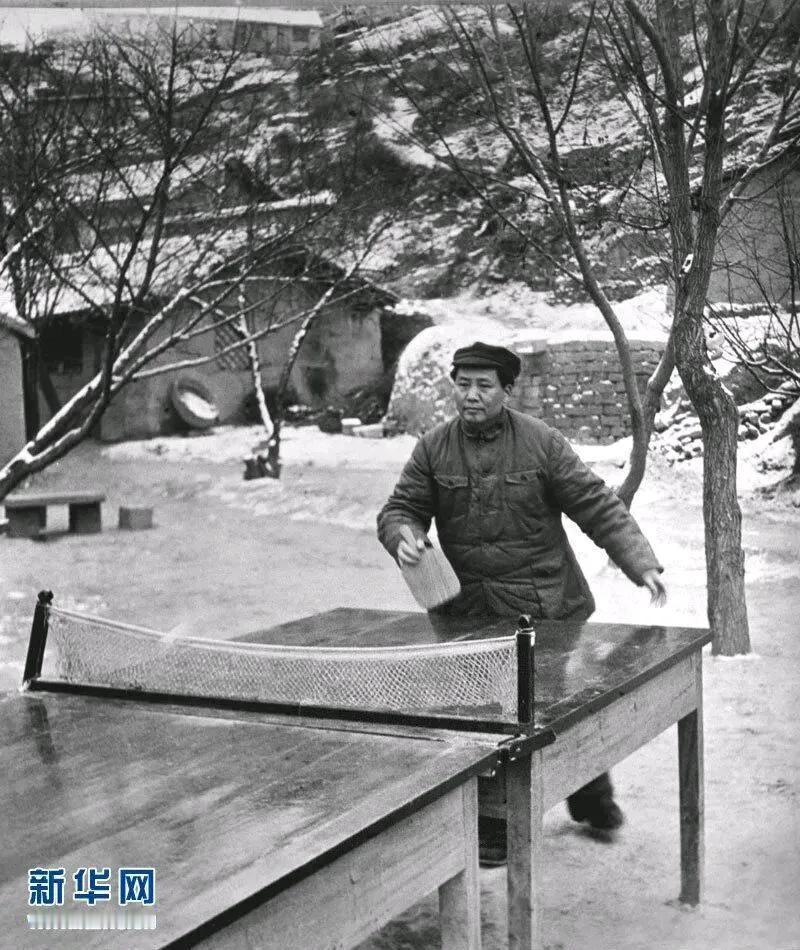 这是毛主席在延安打乒乓球的场景

看得出，乒乓球台子很是简陋，是两张木桌拼接起来
