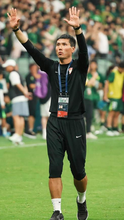 国足新主帅竟然是邵佳一！这消息一出，朋友圈都炸了。说好的外教呢？结果足协转头选了