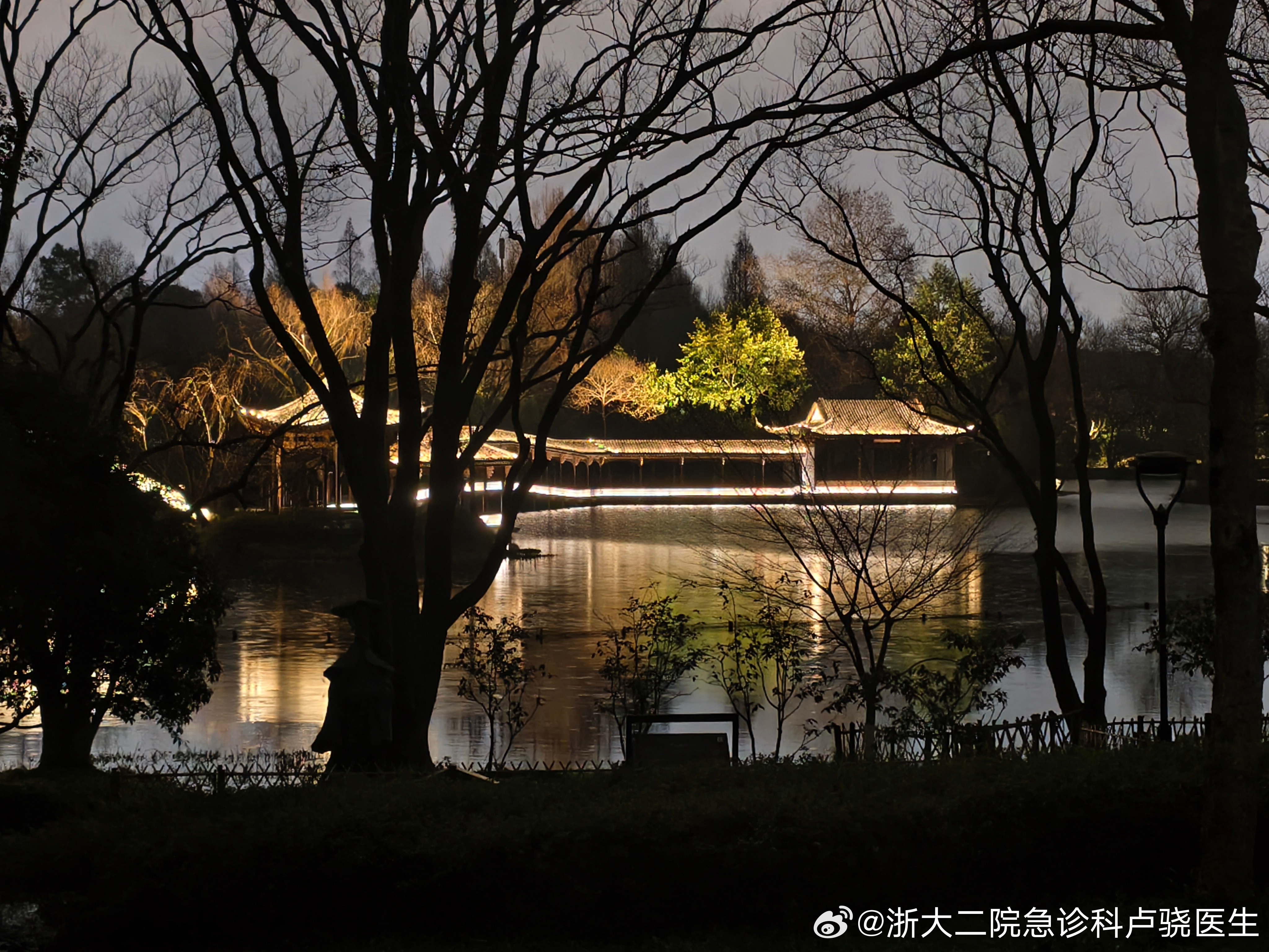 下班遇到晚高峰加下雨，景区绕行一下，还看到了夜景 蛮不错[doge] 