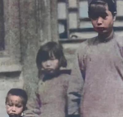 1927年，李大钊牺牲后不久，他的三个子女在北平拍下了这张珍贵合影。

照片里红