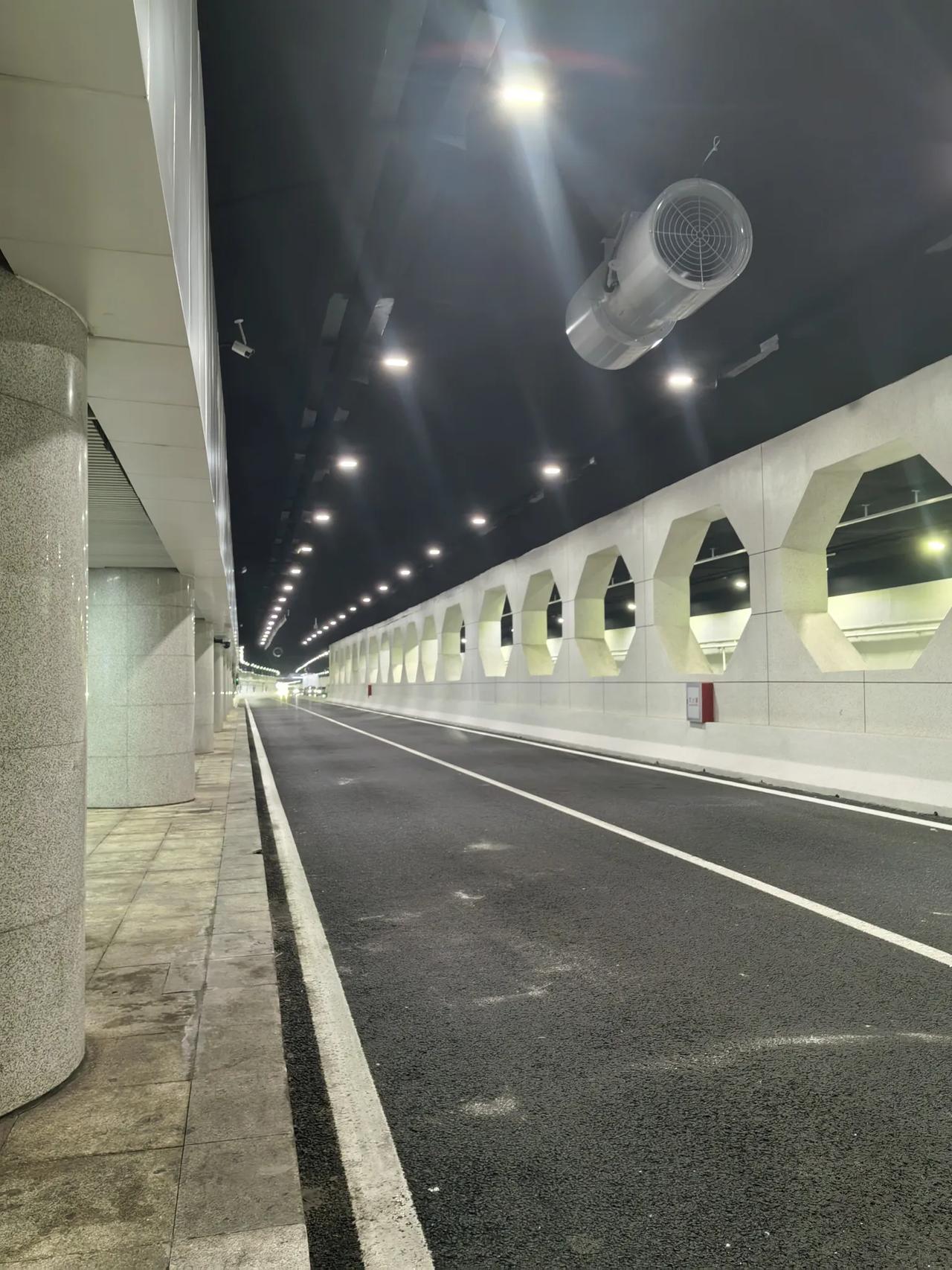 日前，历时一个月的山西太原建设路下穿火车站北向南隧道改造工程按时完工正式通车。改