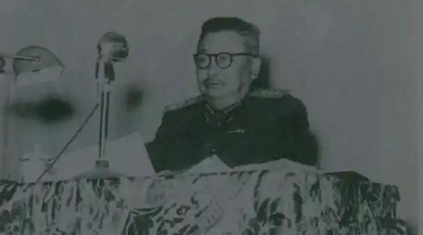 1955年，在授衔仪式前，毛主席看到上将名单中没有李克农，就问：“上将为何没有李