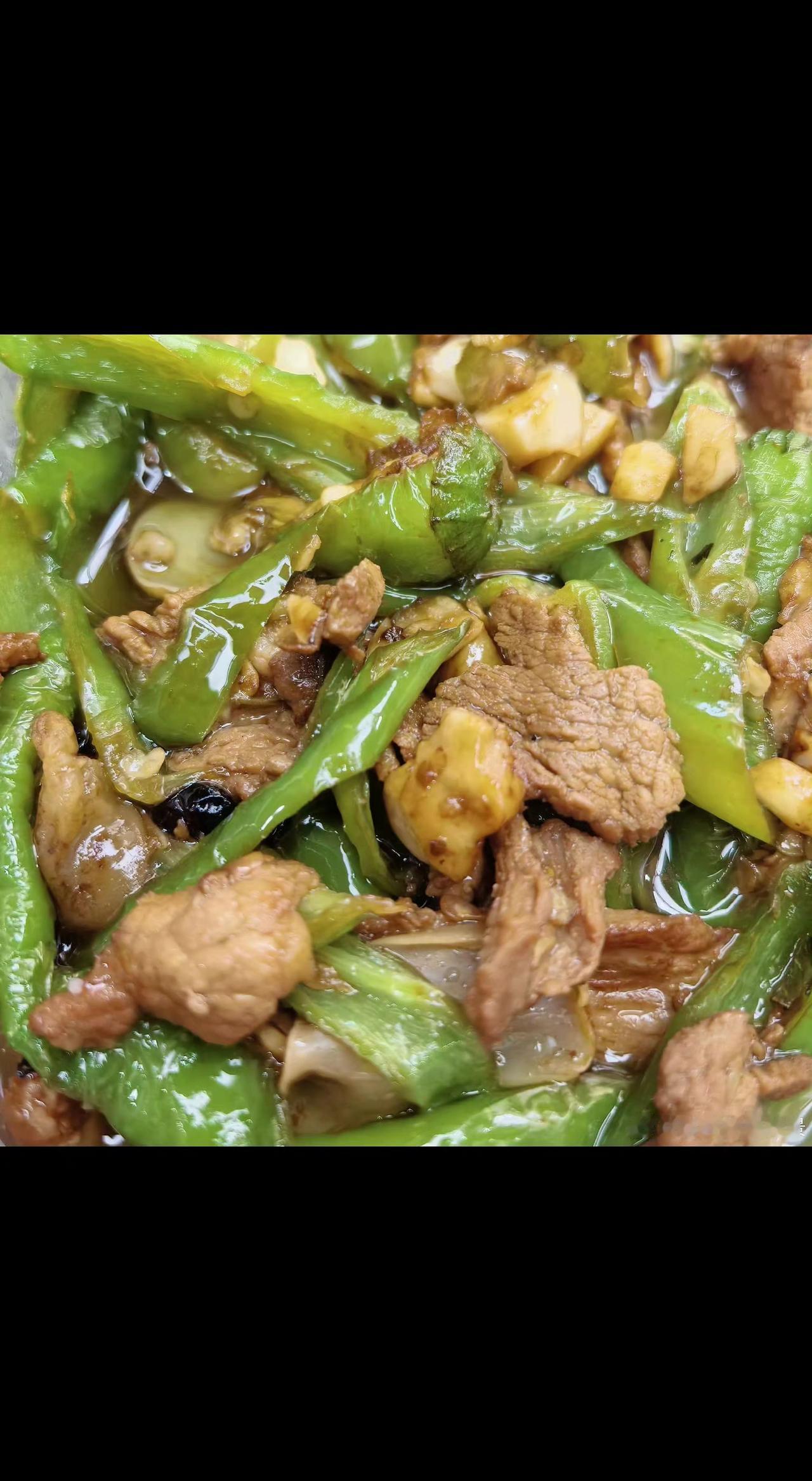 🌶️青椒裹着酱汁在舌尖跳舞💃，肉片嫩得像云朵。三碗米饭都不够！🍚
