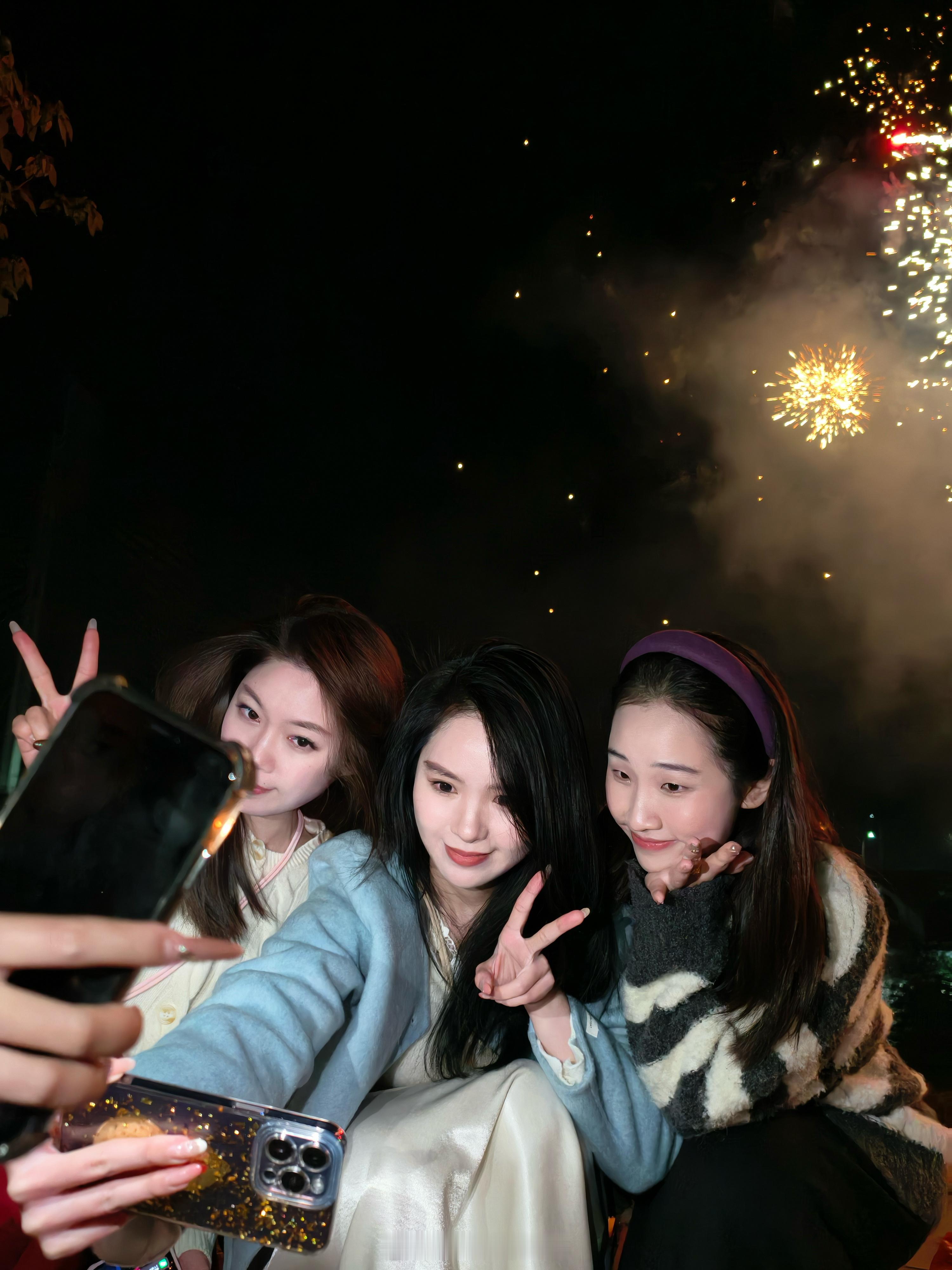 一生要出片的中国女人对着🎇拍了一整晚[doge] 