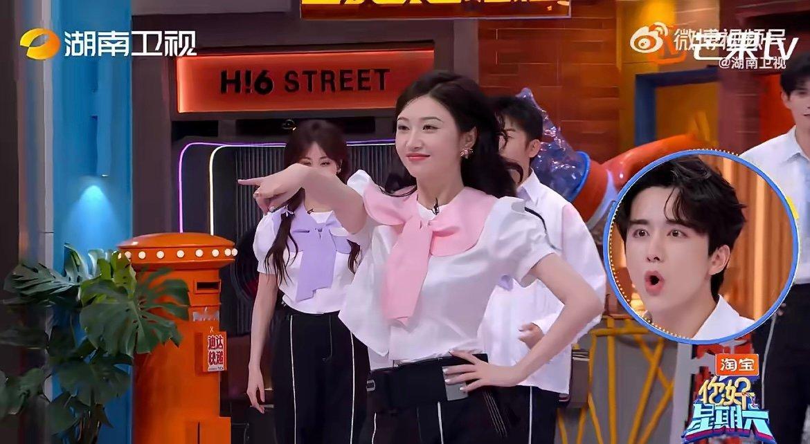 景甜不愧是北舞出来的 景甜的舞蹈身段太优越，每一个转身都尽显优雅，舞台魅力直接拉