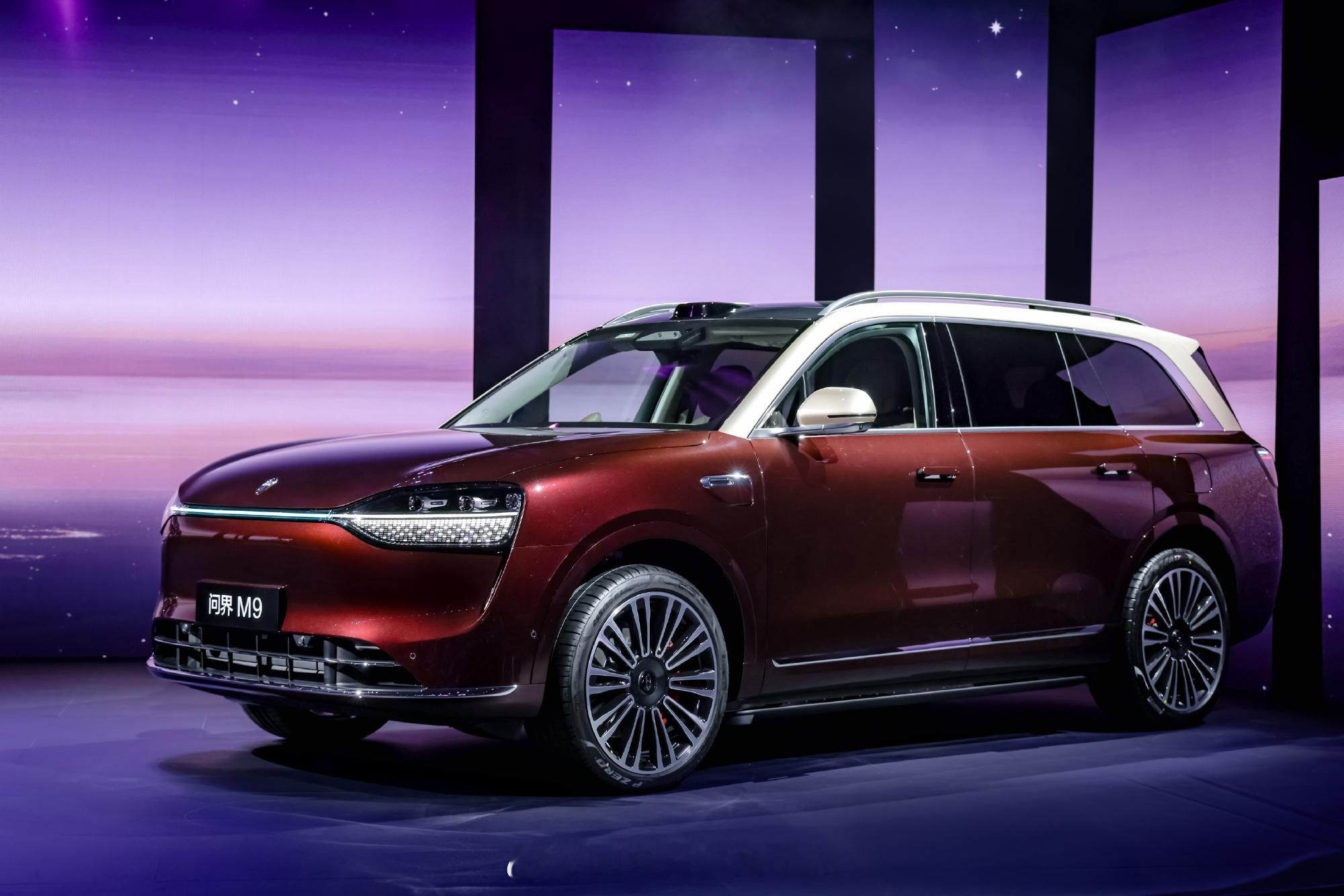 问界M9官宣再次亮相央视春晚今年春晚很热闹，很多车都和春晚联动了。 