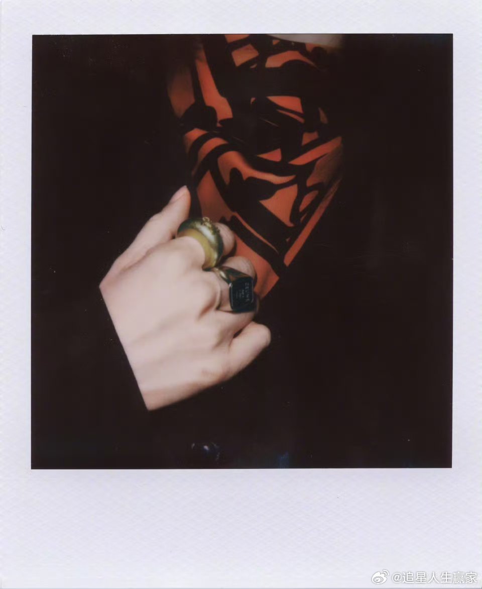 刘诗诗墨镜撕拉片 墨镜好酷刘诗诗好优雅好美