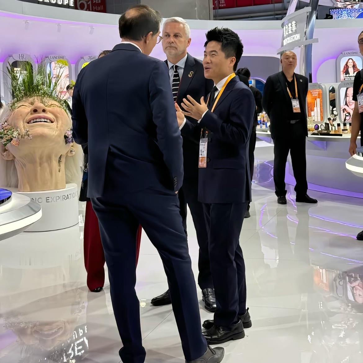 同事在上海进博会看到董宇辉了！

她兴奋地和我说

我们都被直播间的董宇辉骗了，