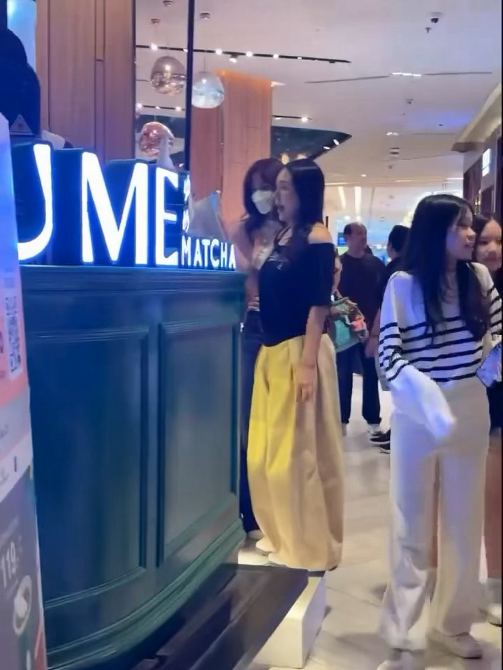 LISA🐣LISA亚女一260803 🇹🇭曼谷百丽宫偶遇LALISA相关图